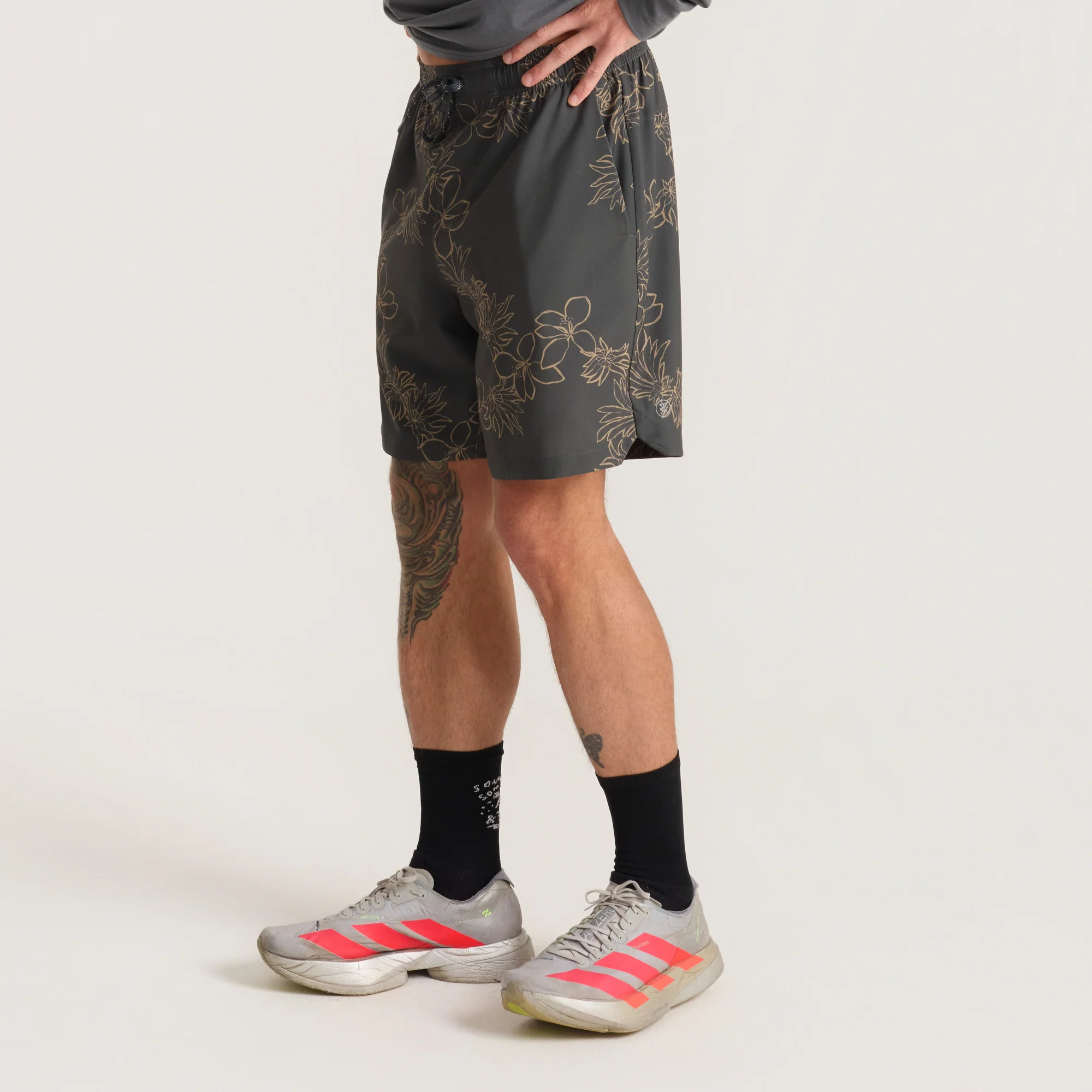 Serrano 7" Active Stretch Shorts - Onyx Floral - Image 4